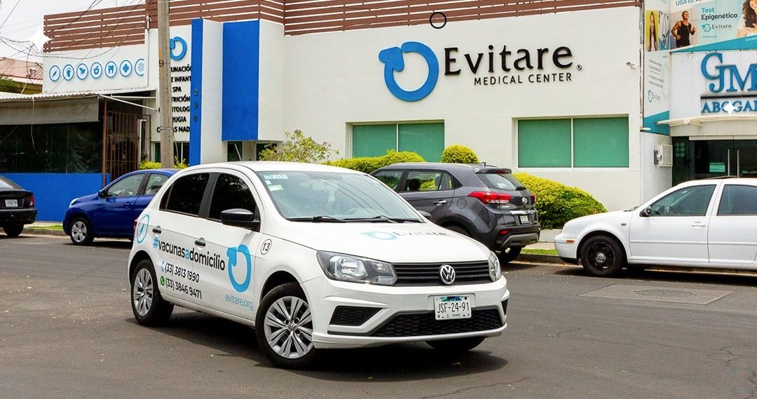 Unidad de ruta a domicilio de Evitare Medical Center frente a la clínica